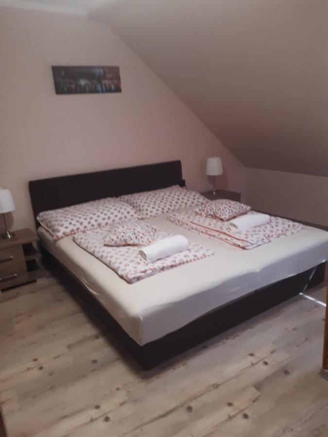 Boglarka Apartman Gyula Exterior foto
